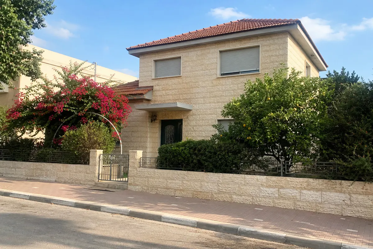 רחוב אמיתי עם בתים ומכוניות חונות